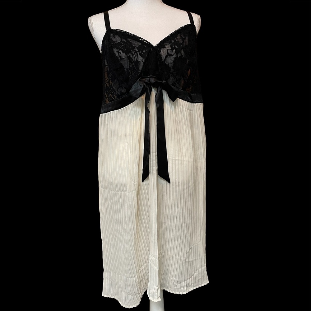 WOMEN’S AMOUREUSE BLACK & WHITE NIGHTGOWN, SIZE 2XL
